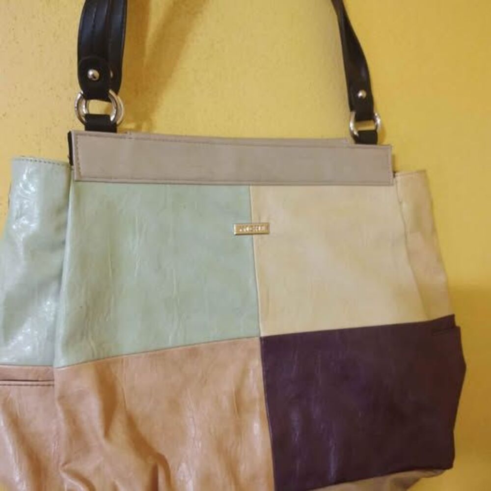 (11) Miche Magnetic Shells
(1) Miche Large Purse Base
(1) Miche Shoulder Strap